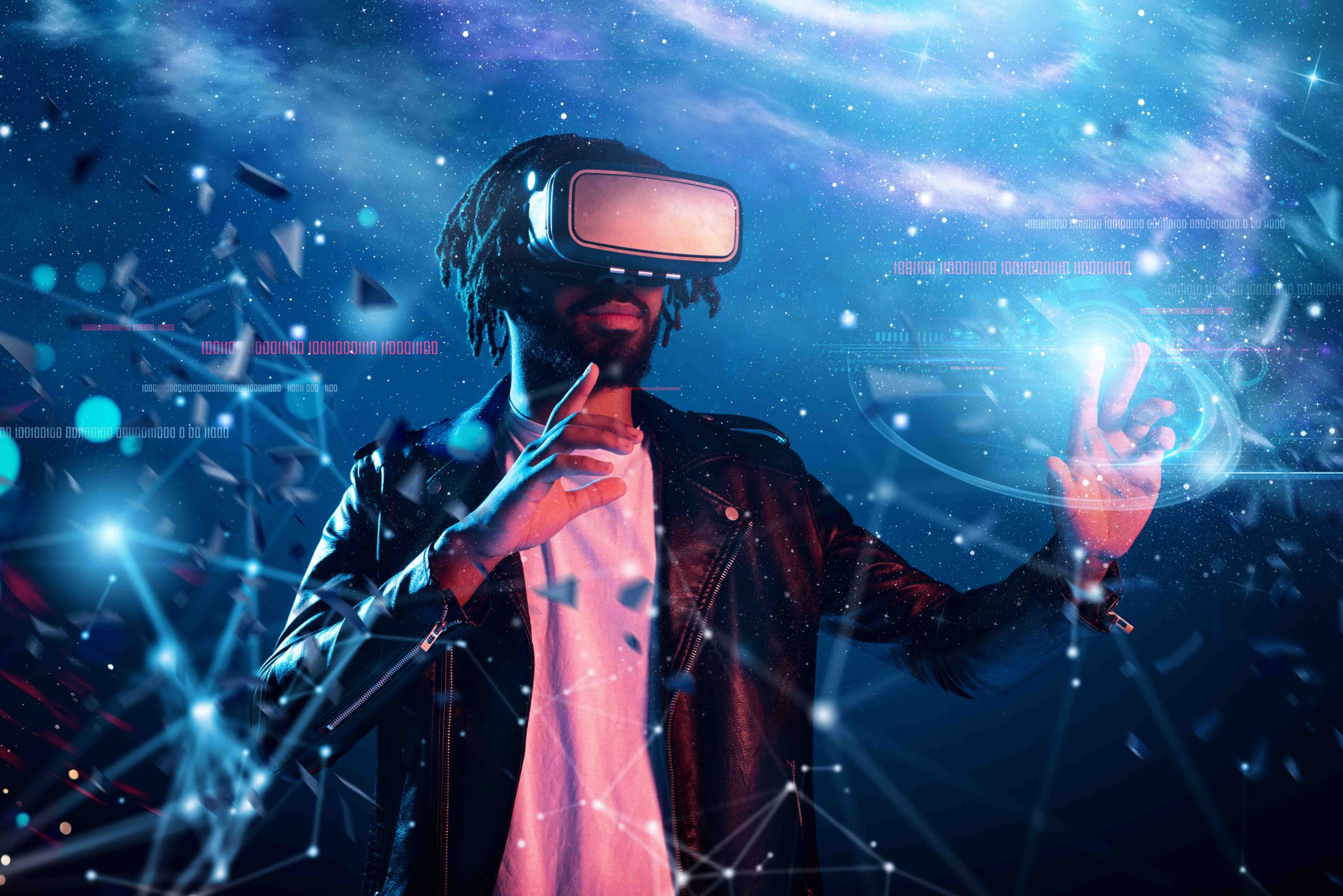 homem com óculos de realidade virtual tocando tela interativa